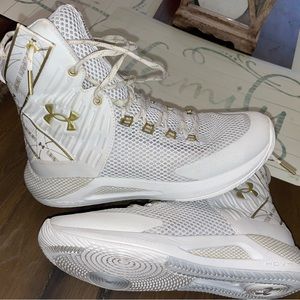 Woman’s 9.5 under amour highlight ace 2.0  volleyball shoes.